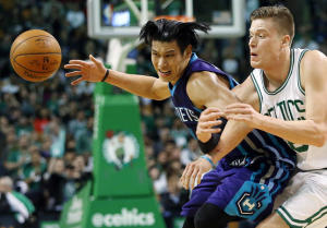 Charlotte Hornets&#8217; Jeremy Lin losses the ball while being defended by Boston Celtics&#8217; Jonas Jerebko during the second half of the Charlotte