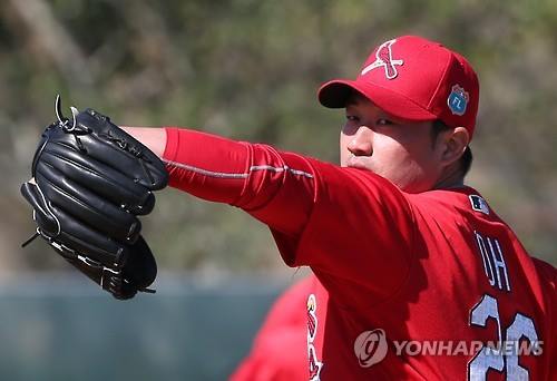 Oh Seung-hwan of the St. Louis Cardinals makes a throw during the team's spring training in Jupiter, Florida, in this file photo taken on Feb. 25, 2016. (Yonhap)