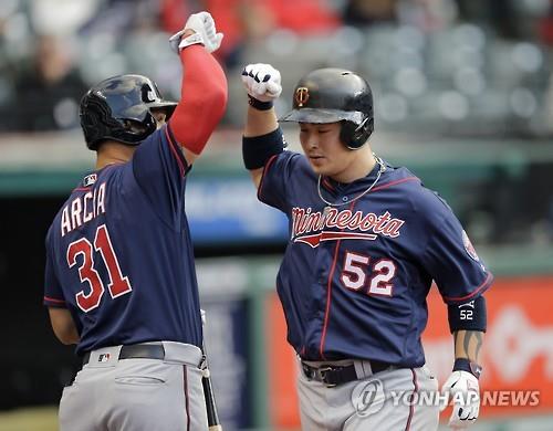 Park Byung-ho of the Minnesota Twins (R) celebrates with Oswaldo Arcia after hitting a solo home run off Cleveland Indians' starter Josh Tomlin during their Major League Baseball game in Cleveland on May 13, 2016. (Yonhap)