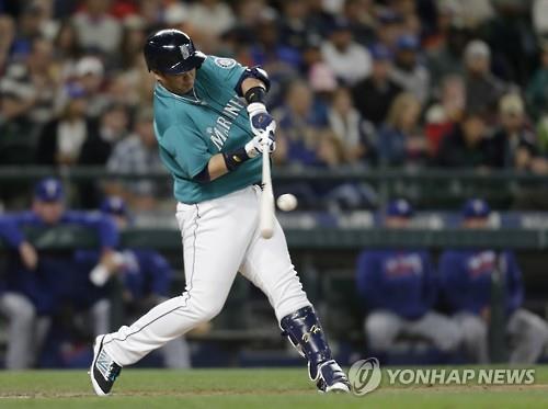 In this Associated Press photo Lee Dae-ho of the Seattle Mariners hits a three-run home run against the Texas Rangers in Seattle on June 10, 2016. (Yonhap)