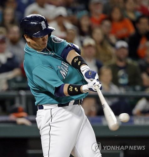 In this Associated Press photo, Lee Dae-ho of the Seattle Mariners connects for a two-run home run against the Baltimore Orioles in Seattle on July 1, 2016. (Yonhap)