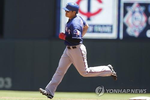 Choo Shin-soo of the Texas Rangers rounds the bases after a solo shot against the Minnesota Twins in Minneapolis in this Associated Press photo on July 3, 2016. (Yonhap)