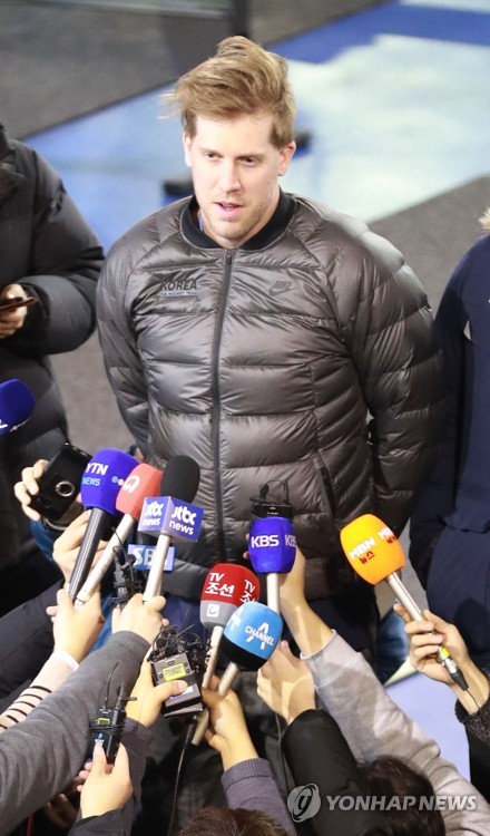 In this file photo taken on Jan. 10, 2018, South Korean men's hockey goalie Matt Dalton speaks to reporters at the Jincheon National Training Center in Jincheon, North Chungcheong Province. (Yonhap)